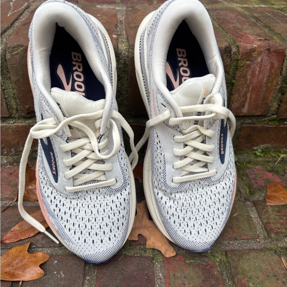 NWOT Brooks Women's Gray and White Athletic Shoes